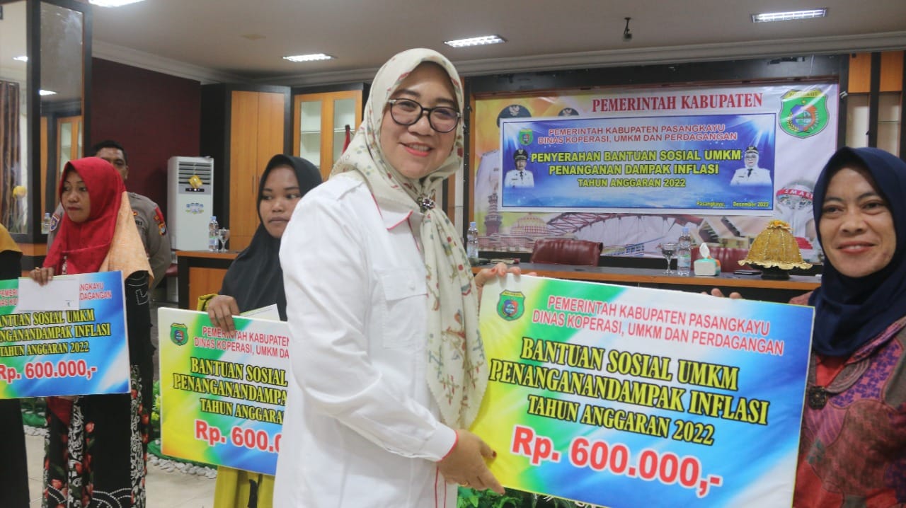 Wabup Serahkan Bansos UMKM Kepada 800 Orang, Dalam Rangka Penanganan Dampak Inflasi 